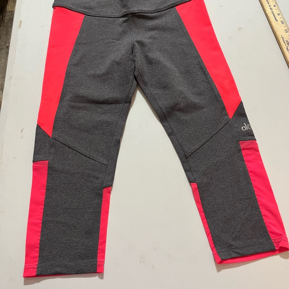 ALO Yoga Medium Gray and Pink Cropped Leggings